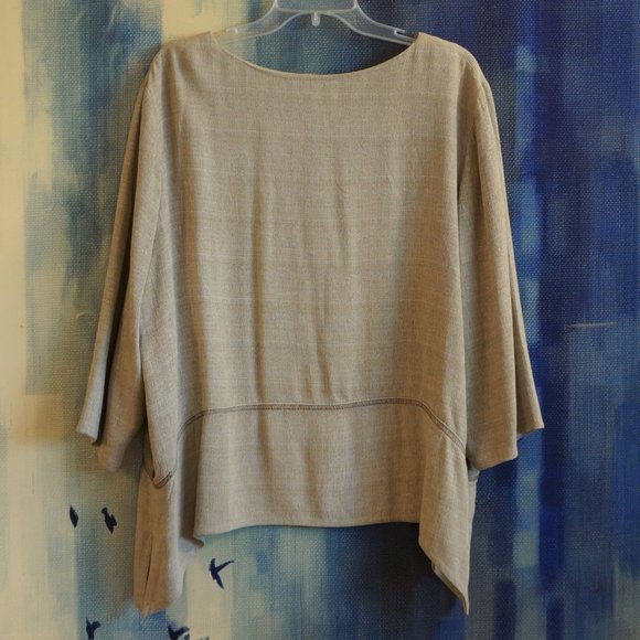 Asymmetrical textured top - Picture 2 of 5